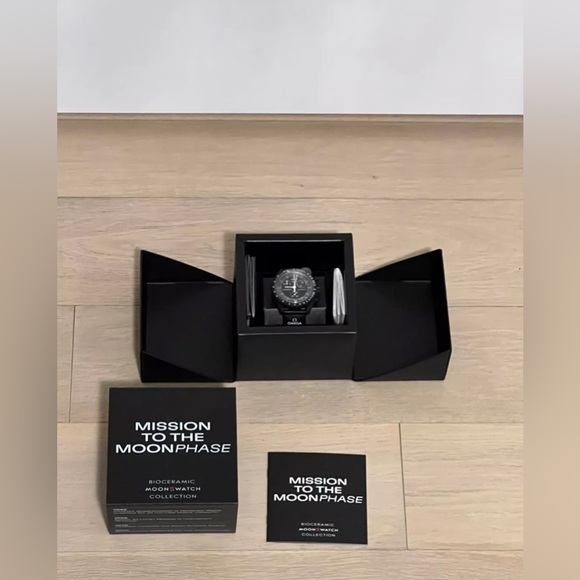 Swatch x Omega Bioceramic Moonswatch Mission To Moonphase Snoopy S033W700 Black - Picture 4 of 5